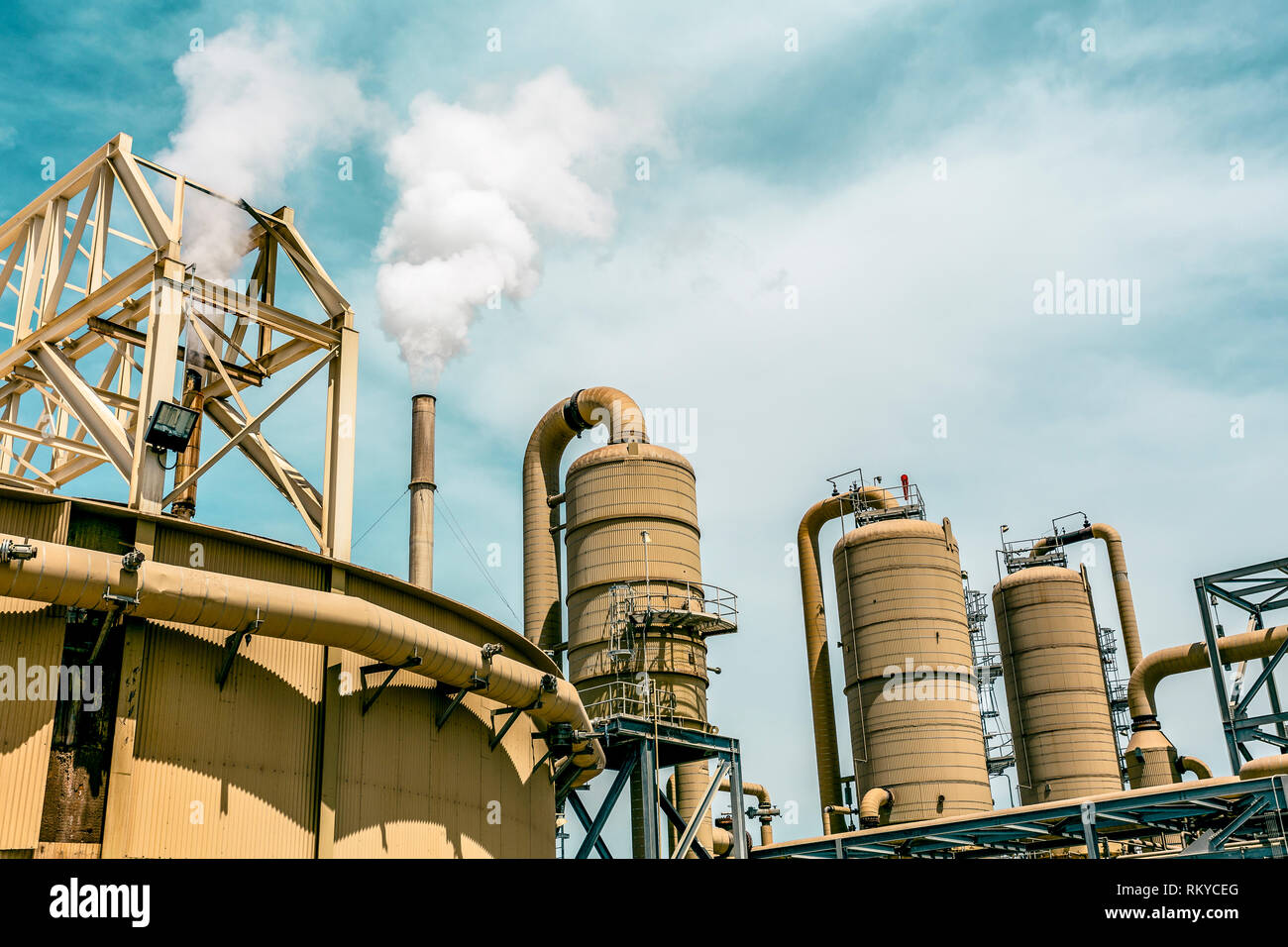 Industriemaschinen und Strukturen eines geothermischen Kraftwerks in Calipatria in Kalifornien. Stockfoto