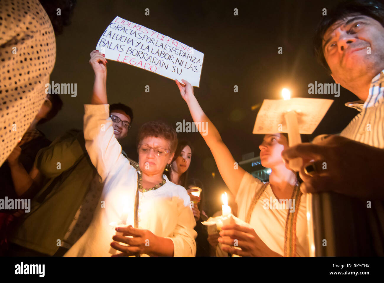 Menschen holdin Plakate und Kerzen: "Führer und Leiter Vielen Dank für die Hoffnung, den Kampf und die Arbeit. Weder die Aufzählungen wird sein Vermächtnis" löschen. Stockfoto