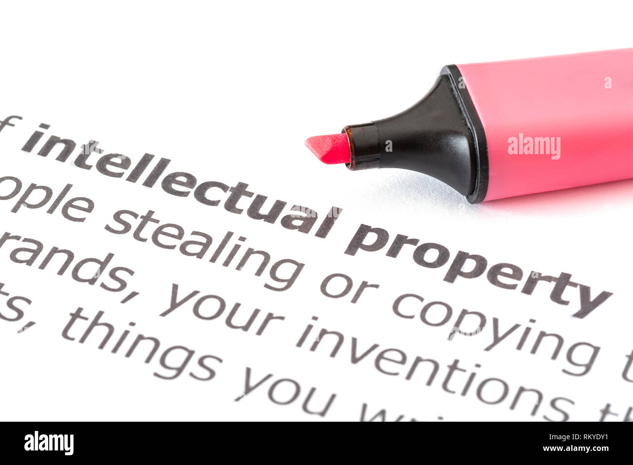 Geistiges Eigentum Text auf weißem Papier mit einem Filzmarker markieren Stockfoto