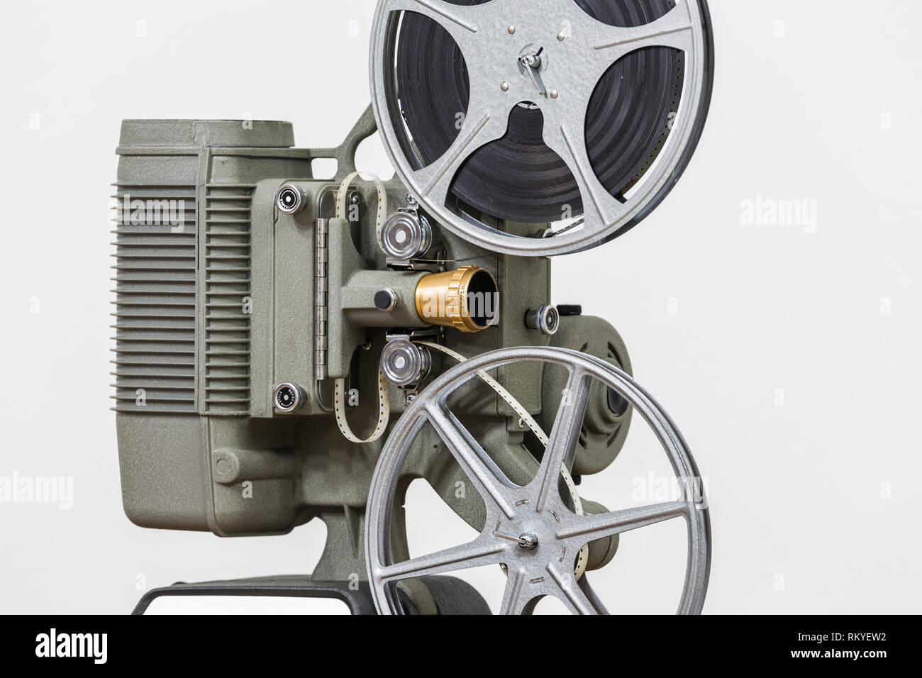 Jahrgang 8 mm home Film Film Projektor mit weißem Hintergrund. Stockfoto