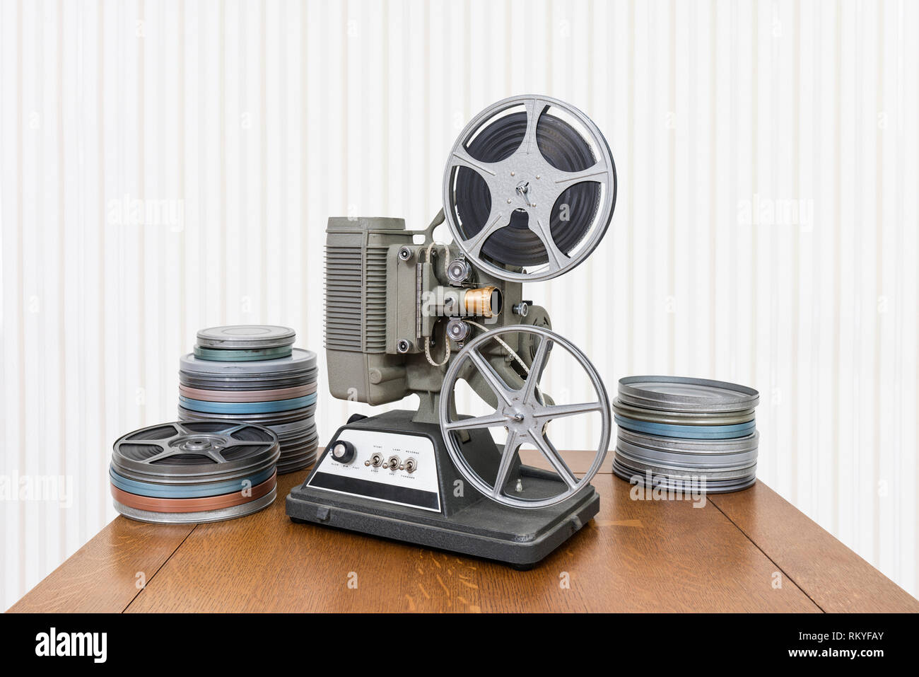 Vintage 8-mm-Film Projektor und Film Dosen auf Holz Tisch. Stockfoto