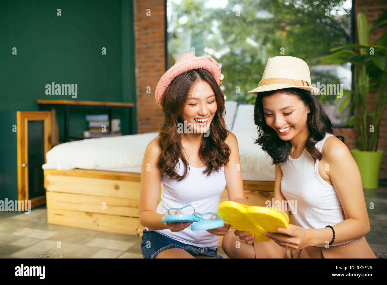 Schönheit Schwestern Gepäck Vorbereitung im Wohnzimmer und Suchen in der Liste Meldungen in der Anzeigetabelle werden die Überprüfung aller Gepäck schon vorbereitet. Stockfoto