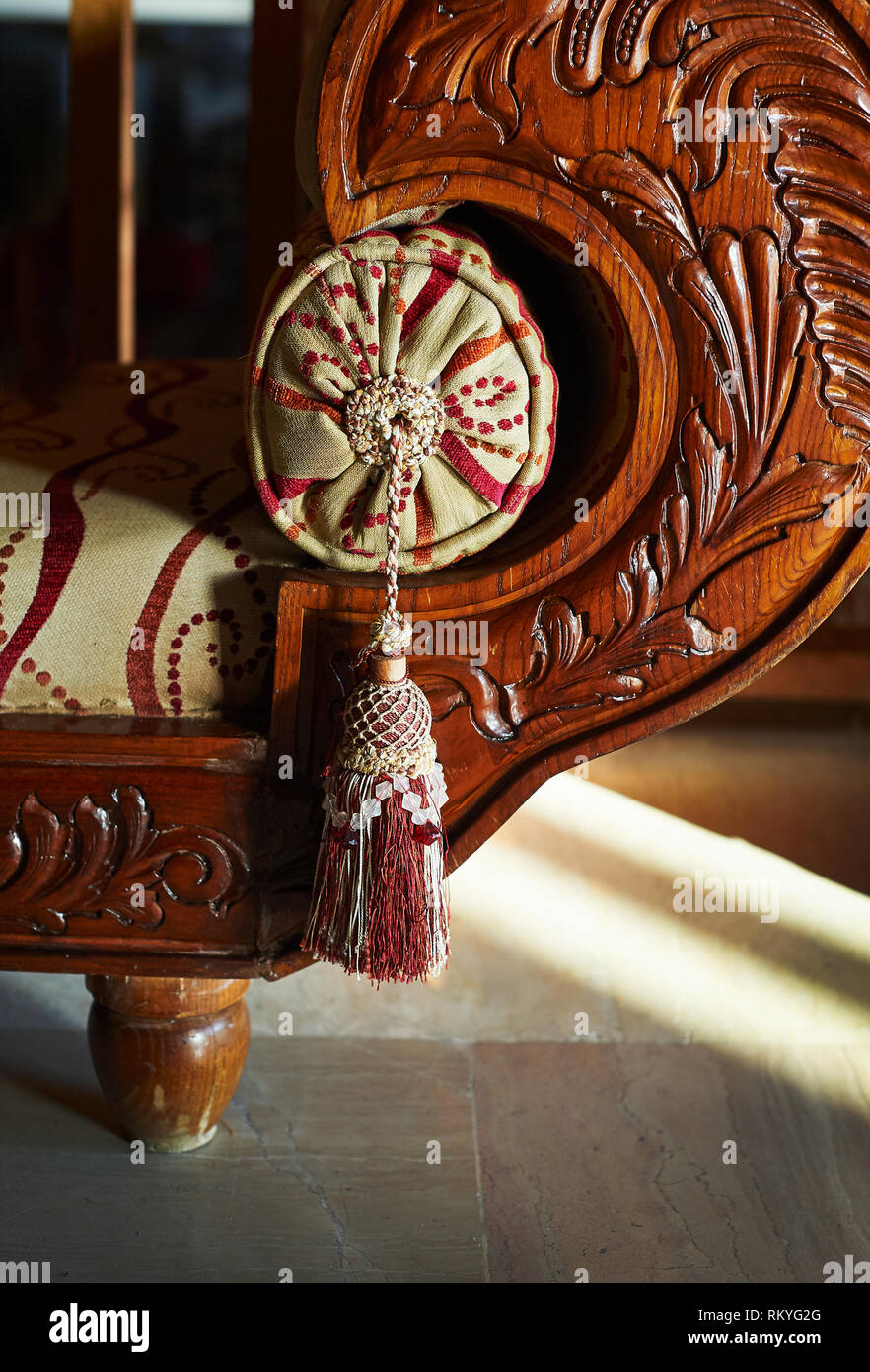 Im arabischen Stil eingerichtet und Sofa mit Quaste close-up Schnitzerei handgefertigte Stockfoto