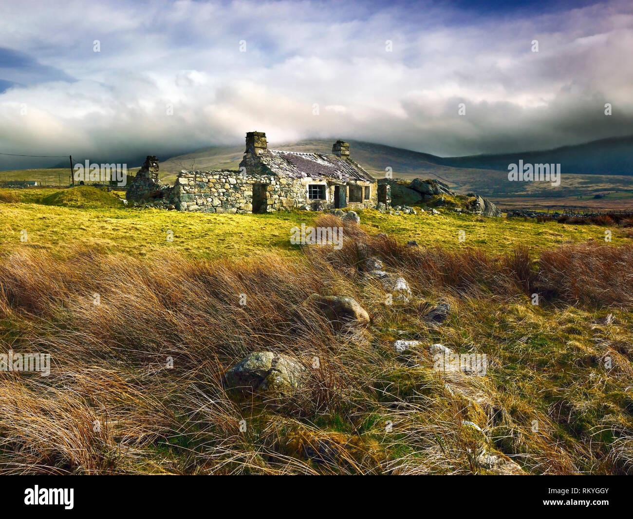 Ein verlassenes Bauernhaus in der Nähe von Llanllyfni in Wales. Stockfoto