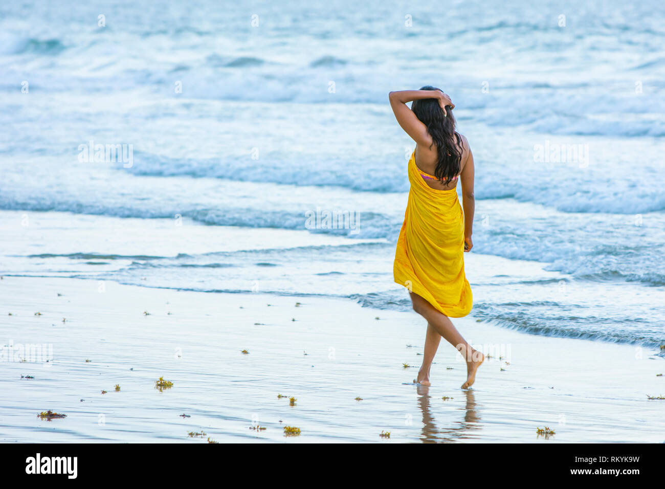 Frau zu Fuß am Strand bei Magdalena Grand Beach Resort auf der Insel Tobago, Trinidad und Tobago. Stockfoto