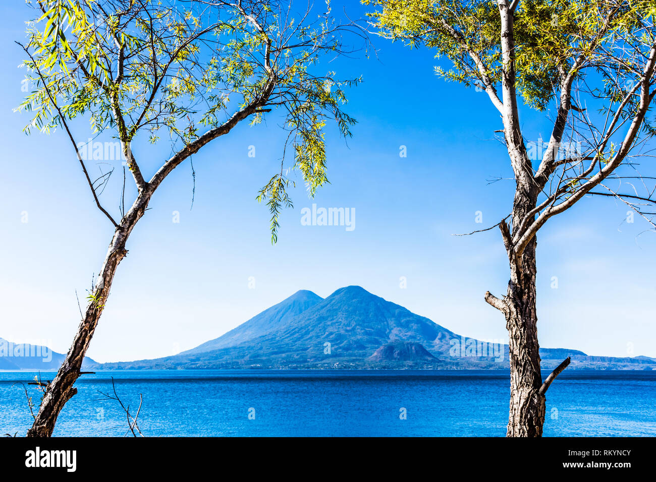 Atitlán und Toliman Vulkane auf Atitlan See im guatemaltekischen Hochland Stockfoto