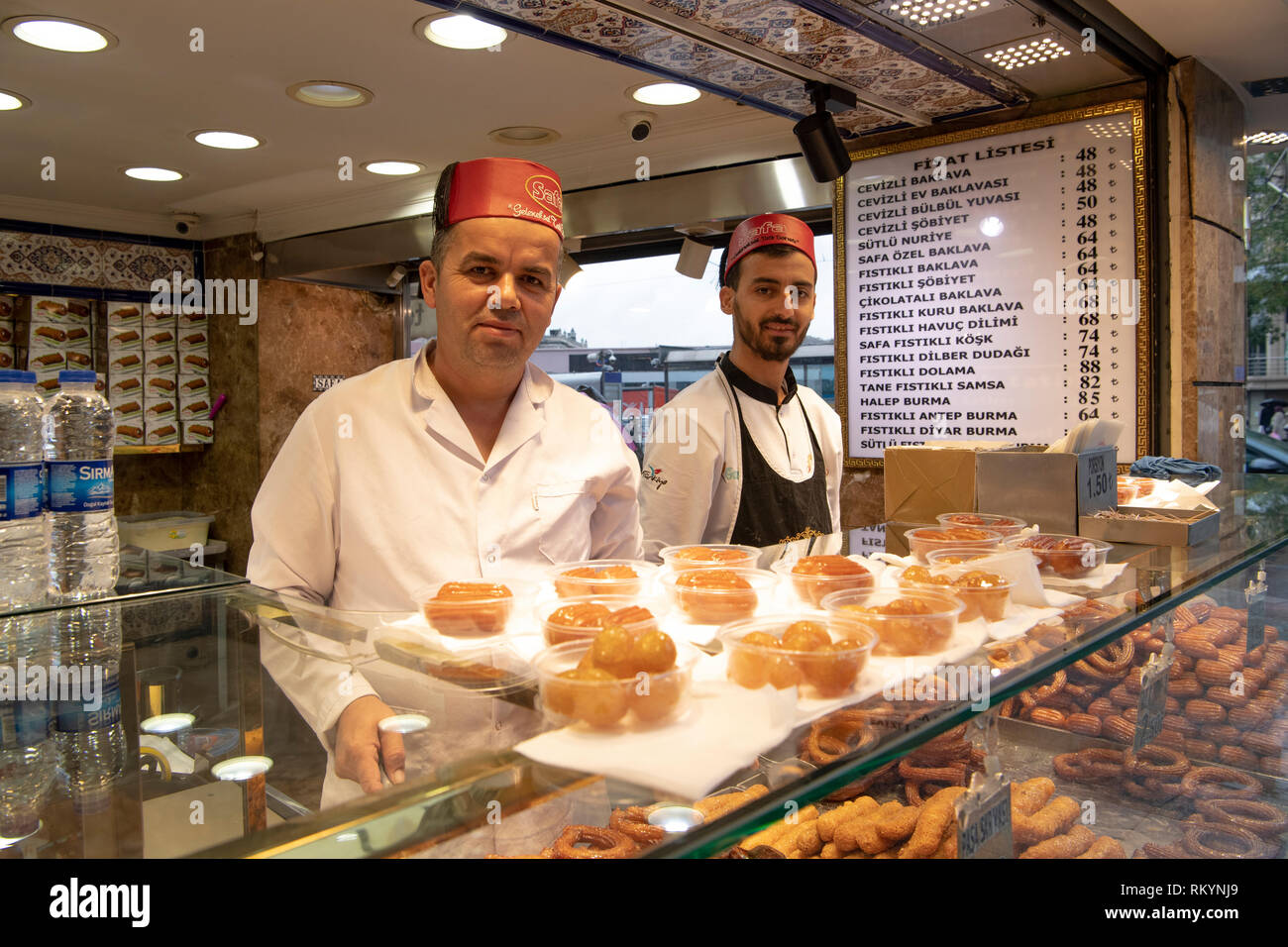 Patisserie Shop Verkauf von Baklava in Istanbul in der Türkei. Stockfoto