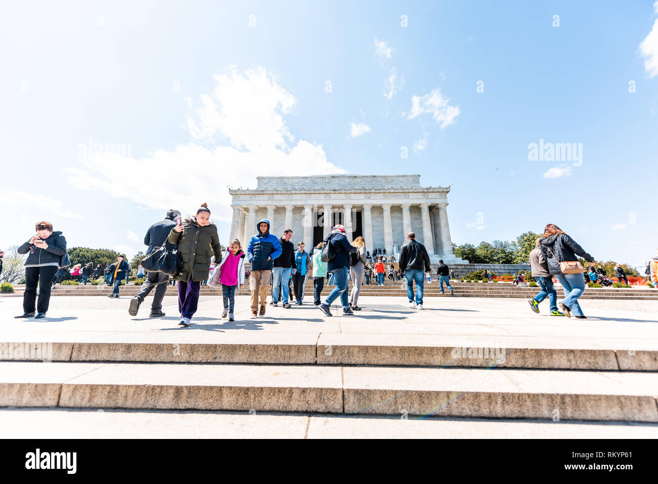 Washington DC, USA - April 5, 2018: Leute, Touristen zu Fuß auf der Treppe Schritte des Lincoln Memorial vorne im Frühjahr an der National Mall park Spalten niedrige Angl Stockfoto