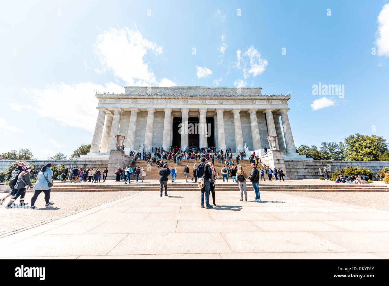 Washington DC, USA - April 5, 2018: die Menschen viele Touristen zu Fuß auf der Treppe Schritte des Lincoln Memorial vorne im Frühjahr an der National Mall park Spalten Stockfoto