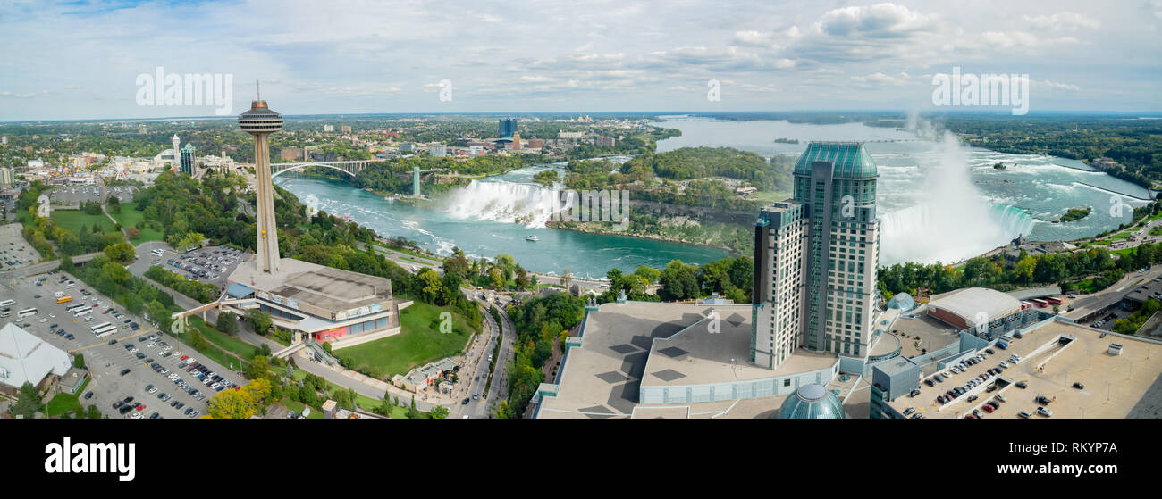 Luftaufnahme des Skylon Tower und der schönen Niagara Falls in Kanada Stockfoto