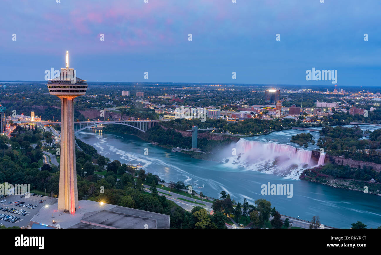 Nacht Luftbild der Skylon Tower und der schönen Niagara Falls in Kanada Stockfoto