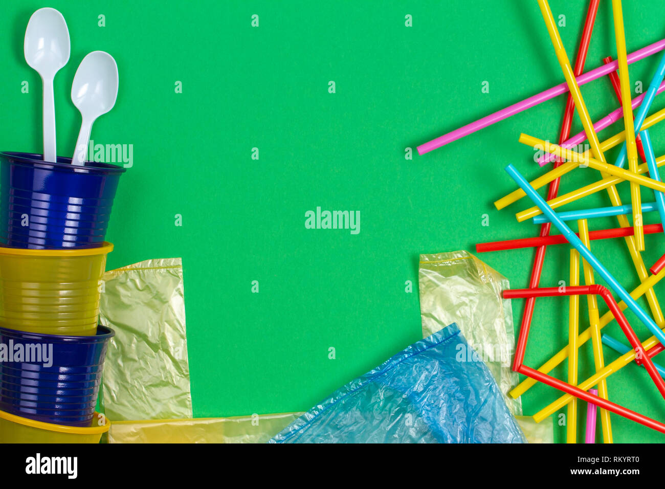 Keine Kunststoff-Konzept. Single use Plastik Becher, Löffel, Taschen, Trinkhalme auf grünem Hintergrund Stockfoto