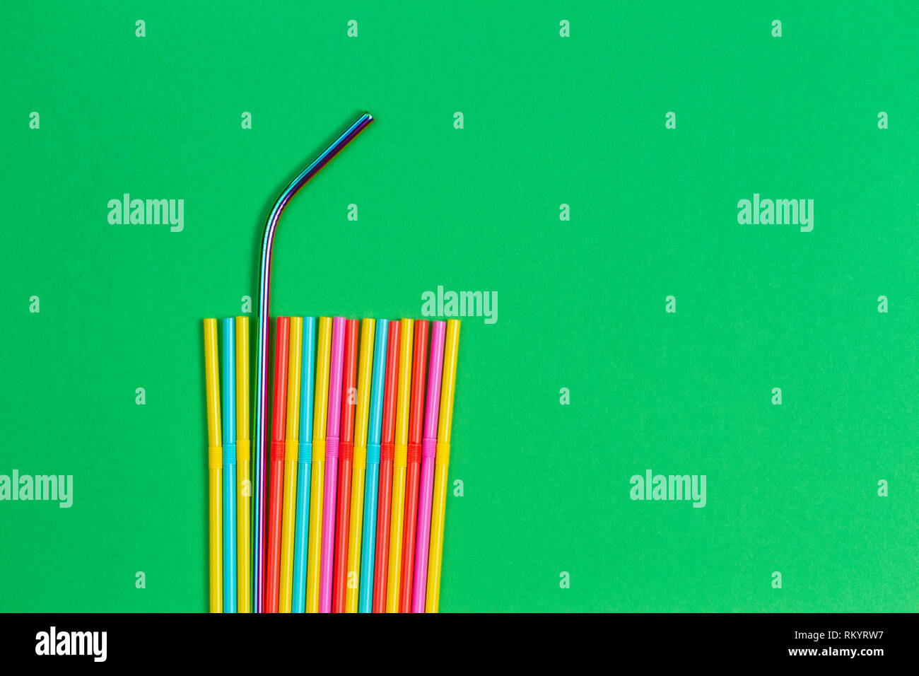 Edelstahl wiederverwendbare Trinkhalm mit Plastik Strohhalme auf grünem Hintergrund Stockfoto