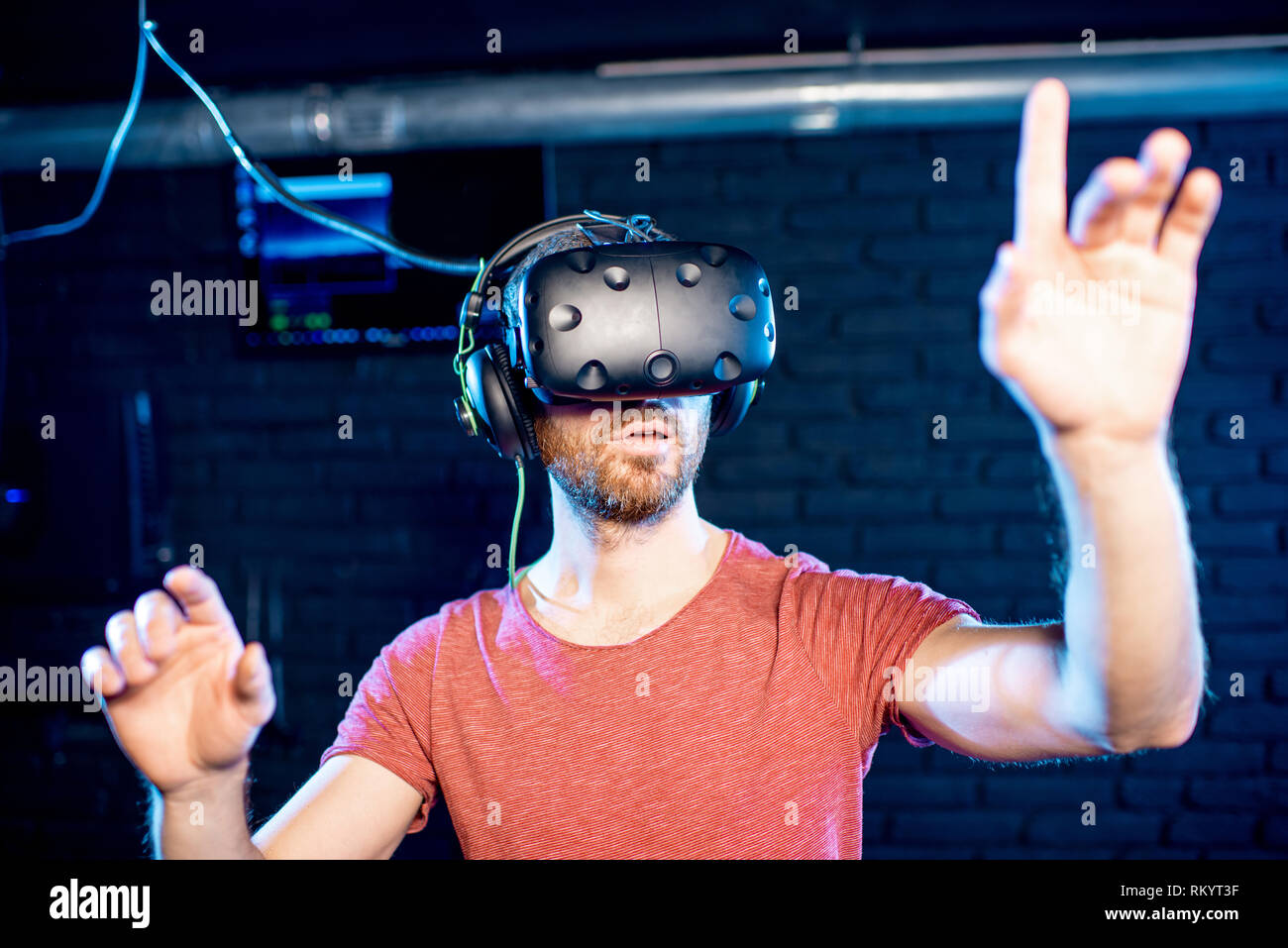 Man berühren virtuelle Realität Raum mittels VR-Headset im Zimmer Stockfoto