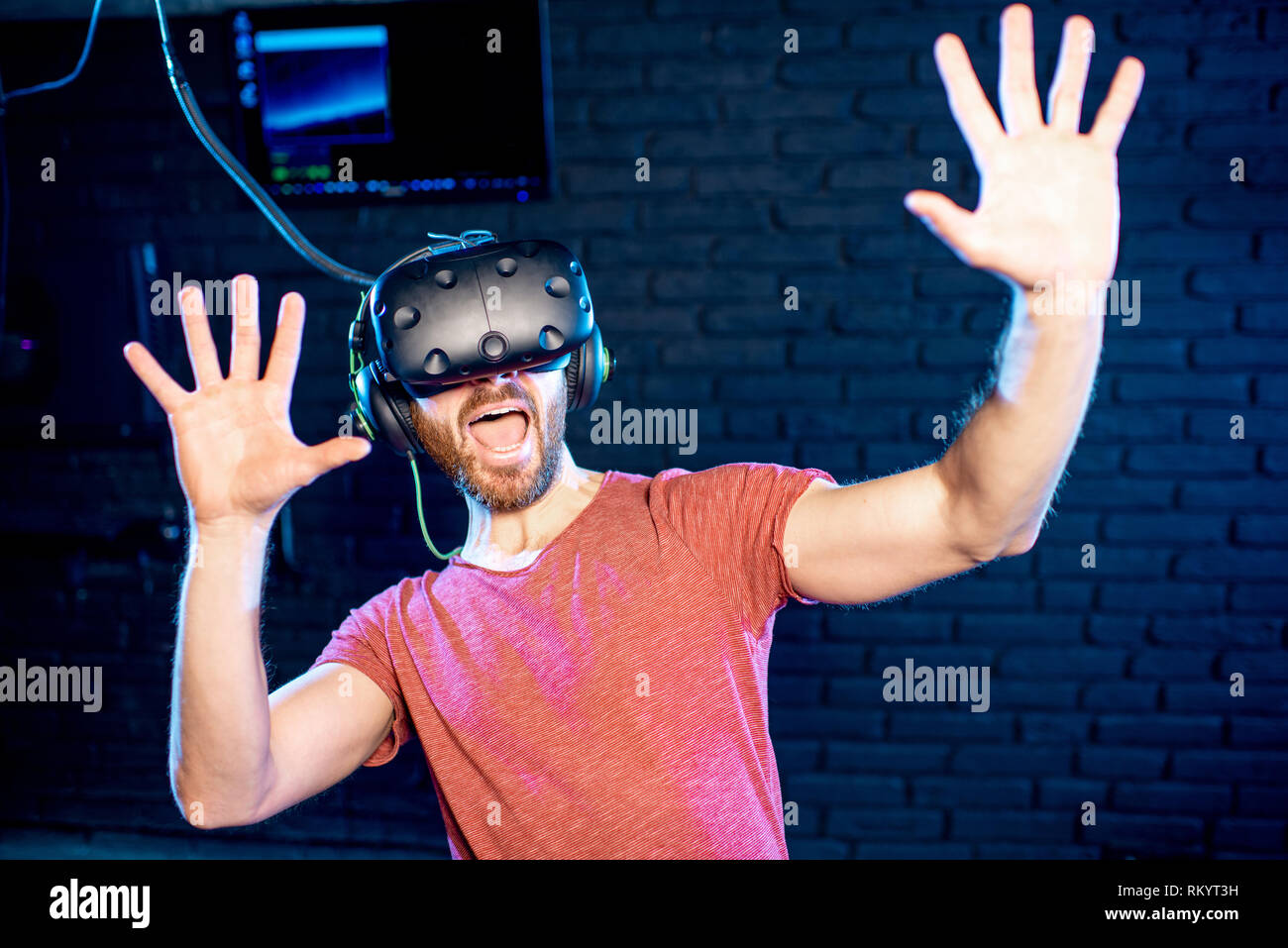 Erschrocken Mann spielt Spiel in der virtuellen Realität Mit VR-Headset im Zimmer Stockfoto