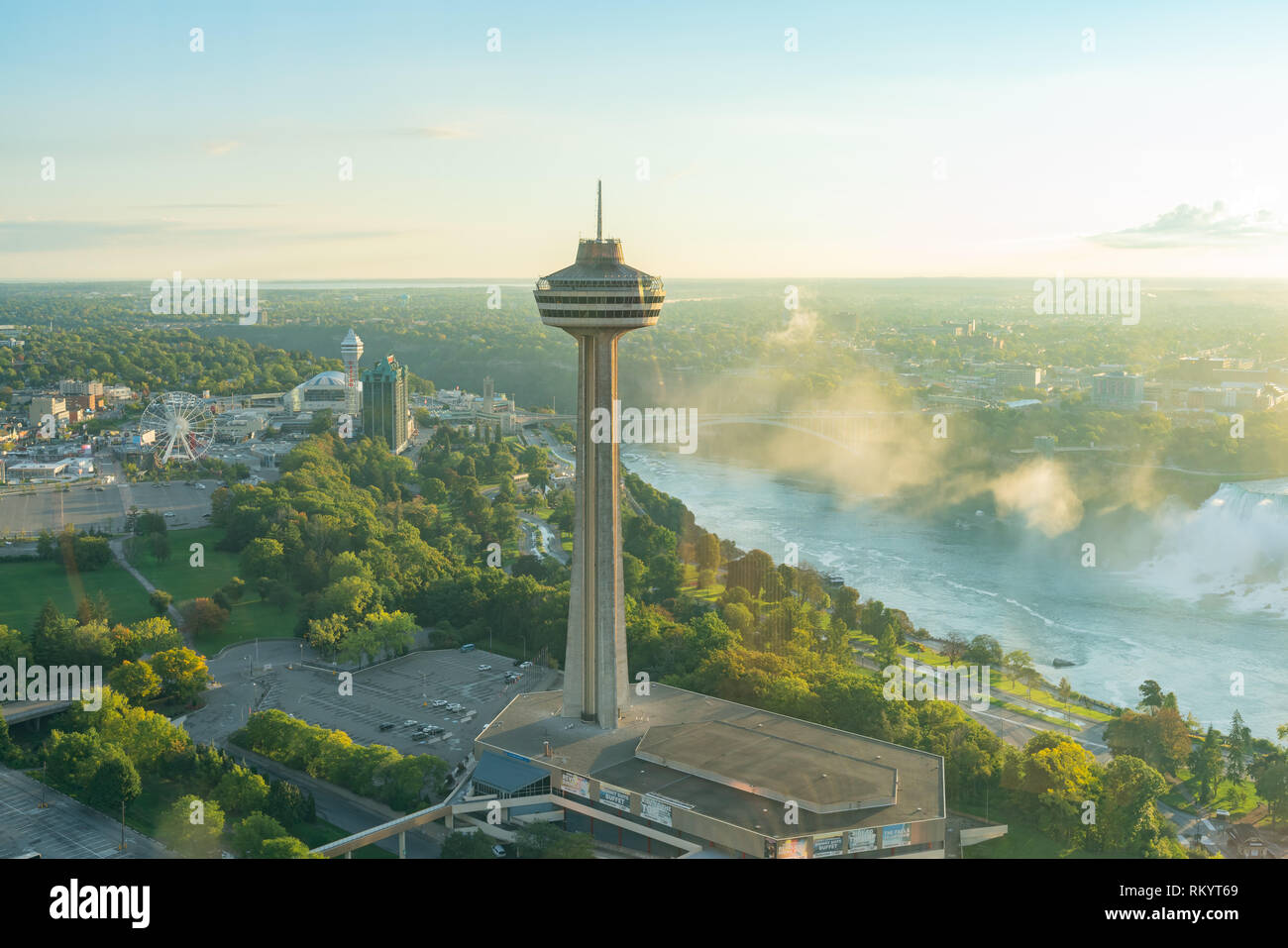 Luftaufnahme des Skylon Tower und der schönen Niagara Falls in Kanada Stockfoto