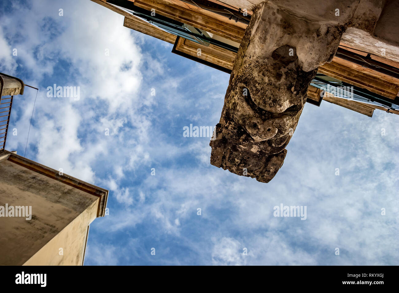 Quadratischer Kopf architektonisches Detail vom historischen Zentrum von Altamura, Italien, Region Apulien, alternative Ansicht von unten, Landschaft Sommer Tag mit Puffy weiße Wolken Stockfoto