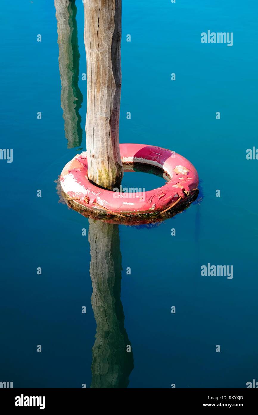 Leben Boje im Wasser verankert in das Dock Stockfoto