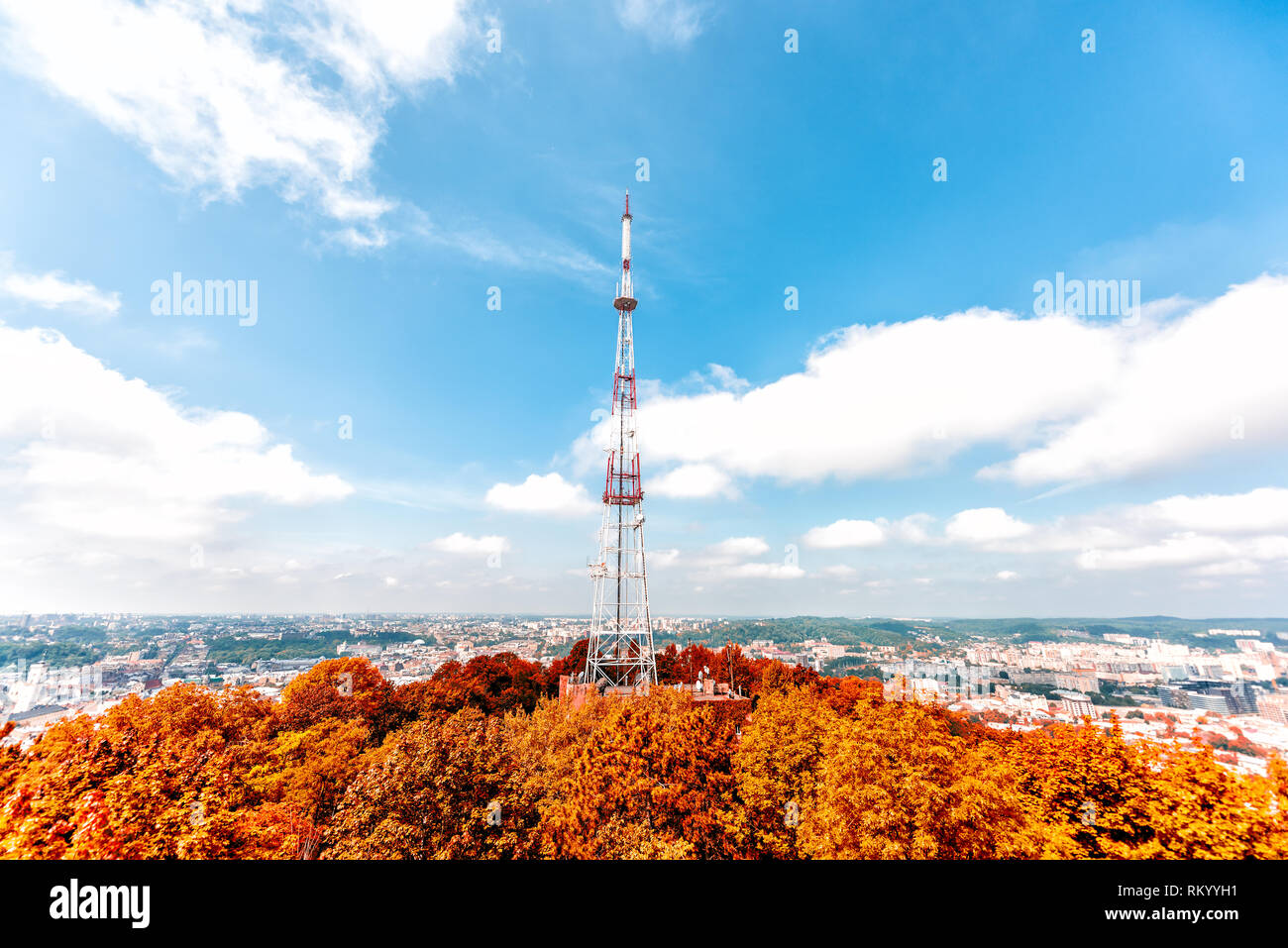 Lemberg, Ukraine Stadtbild Skyline in historischen ukrainischen Stadt in der Altstadt Gebäude Architektur während der sonnigen Herbsttag hohen Castle Hill Fernsehen Towe Stockfoto