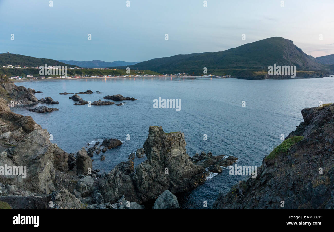 Blick vom östlichen Punkt weg, zurück in die Stadt von Trout River, im Gros Morne National Park Stockfoto