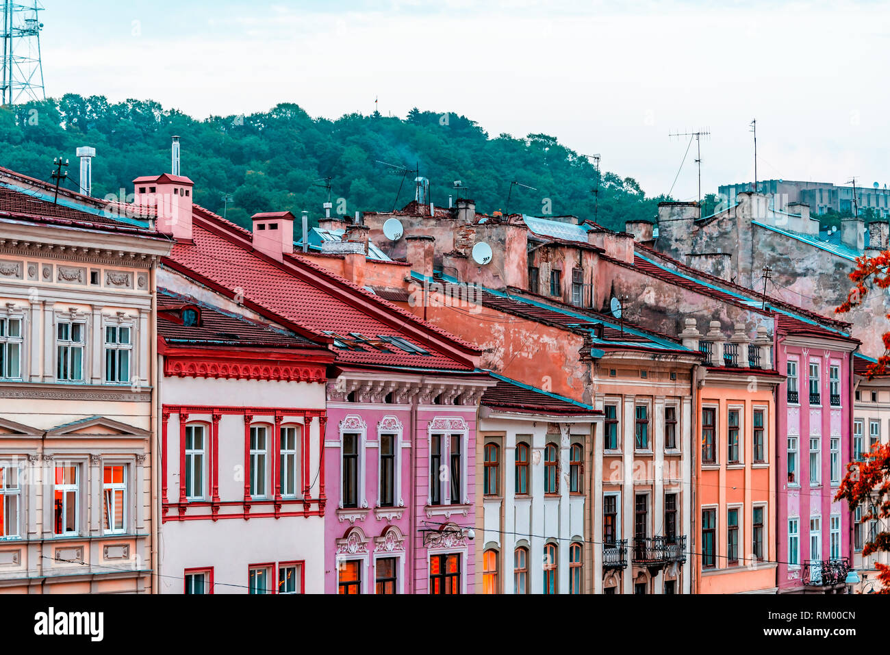Historische Lviv, Ukraine Stadtbild Exterieur mit bunten rot rosa Gebäude der Marktplatz in der Altstadt am Abend Cognac Häuser Stockfoto
