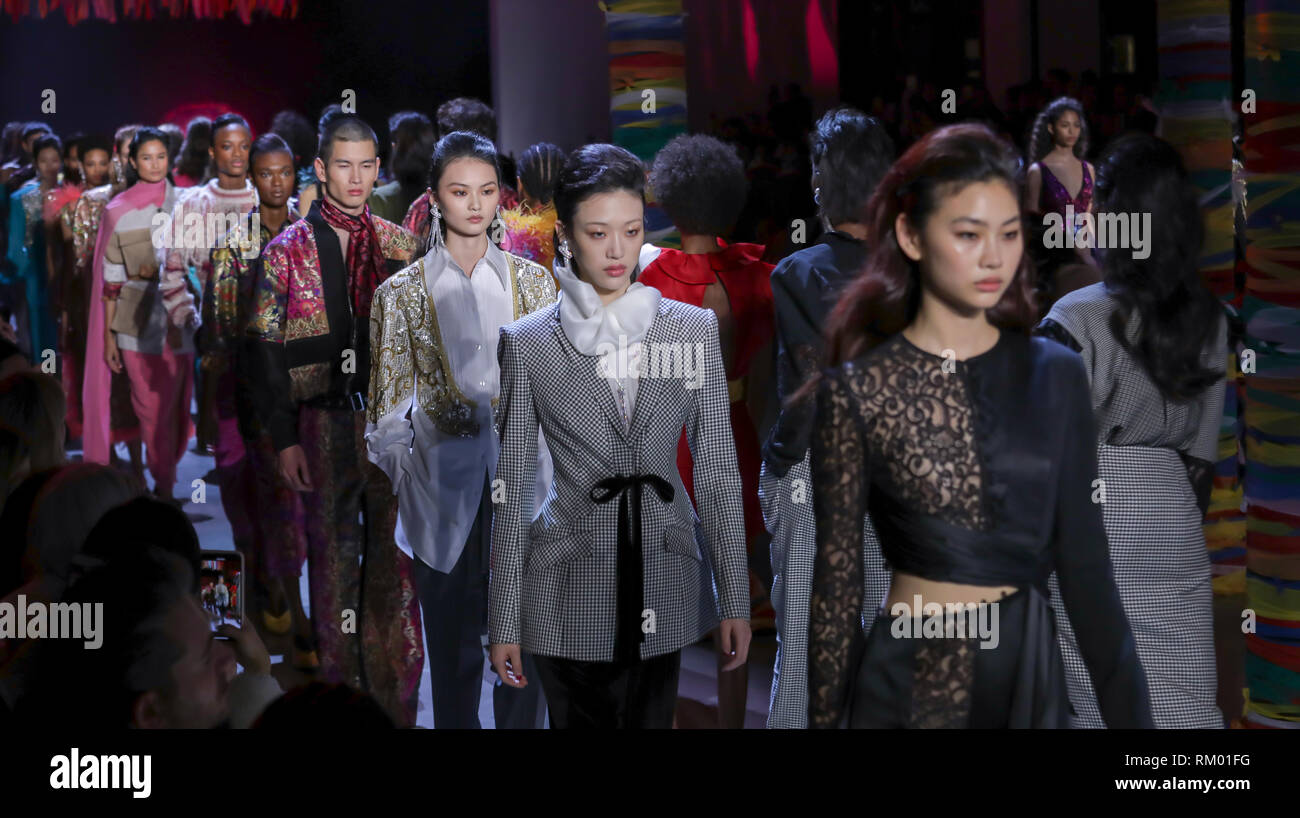 New York, NY, USA - 10. Februar 2019: Modelle zu Fuß Start- und Landebahn für die prabal Gurung Herbst/Winter 2019 Kollektion während der New York Fashion Week am Frühling Stu Stockfoto