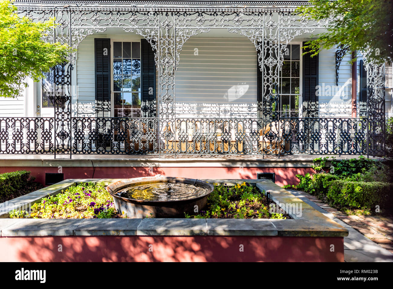 New Orleans, USA - 23. April 2018: Old Street Historic Garden District in Louisiana berühmten Stadt Stadt mit Immobilien historisches weißes Haus und Garten Stockfoto