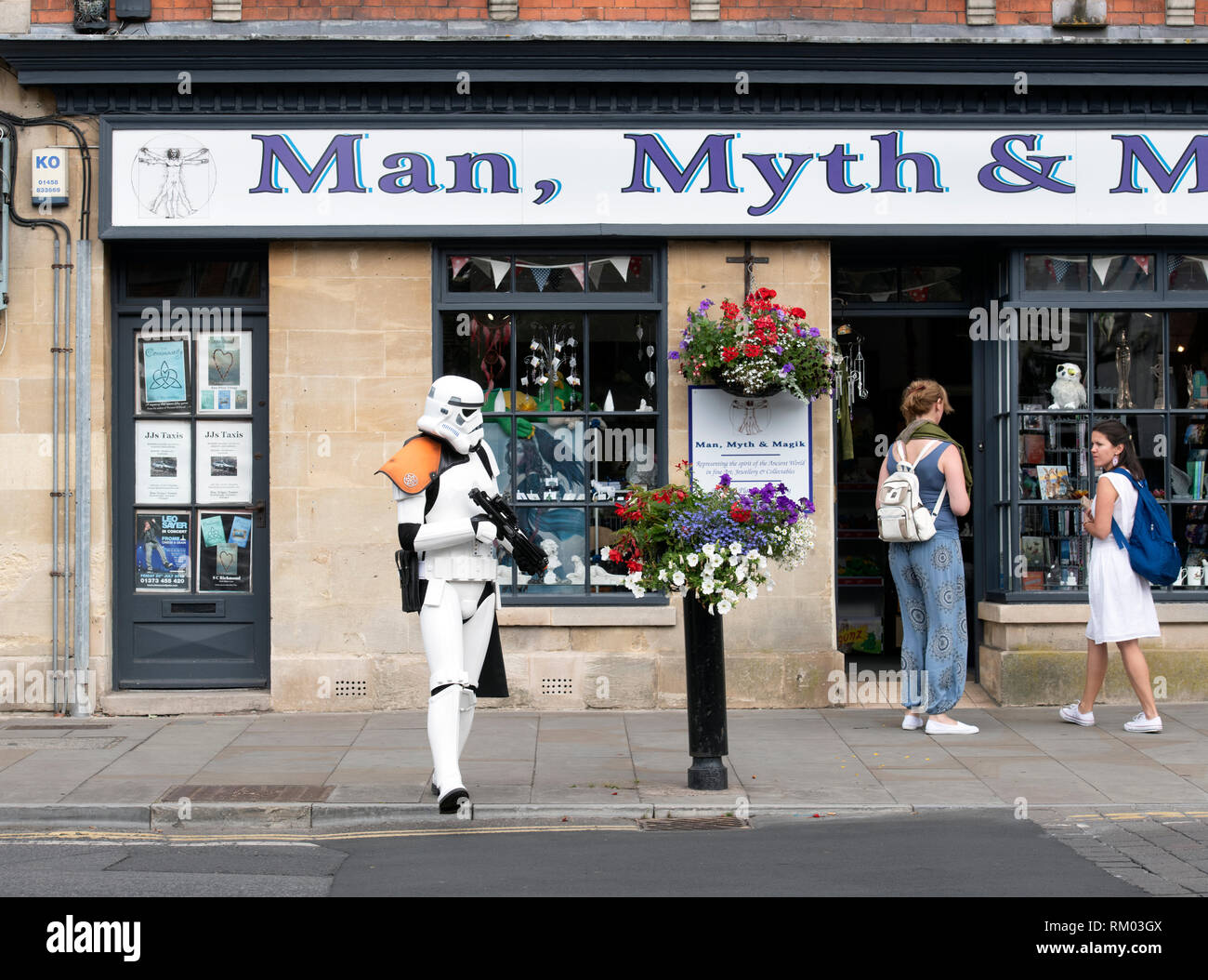Glastonbury resident gekleidet wie ein Stormtrooper aus Star Wars auf dem Markt Stockfoto