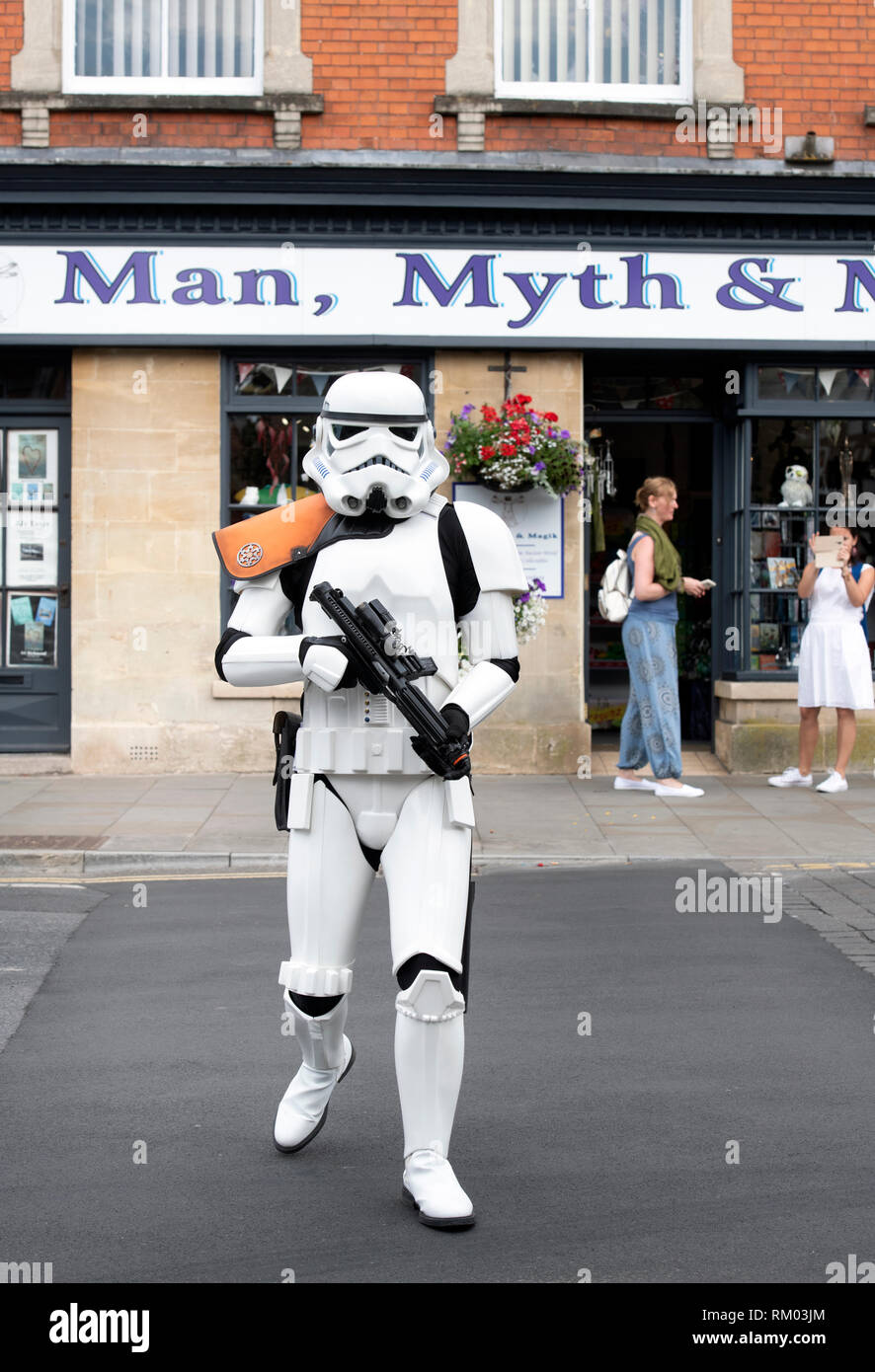 Glastonbury resident gekleidet wie ein Stormtrooper aus Star Wars auf dem Markt Stockfoto