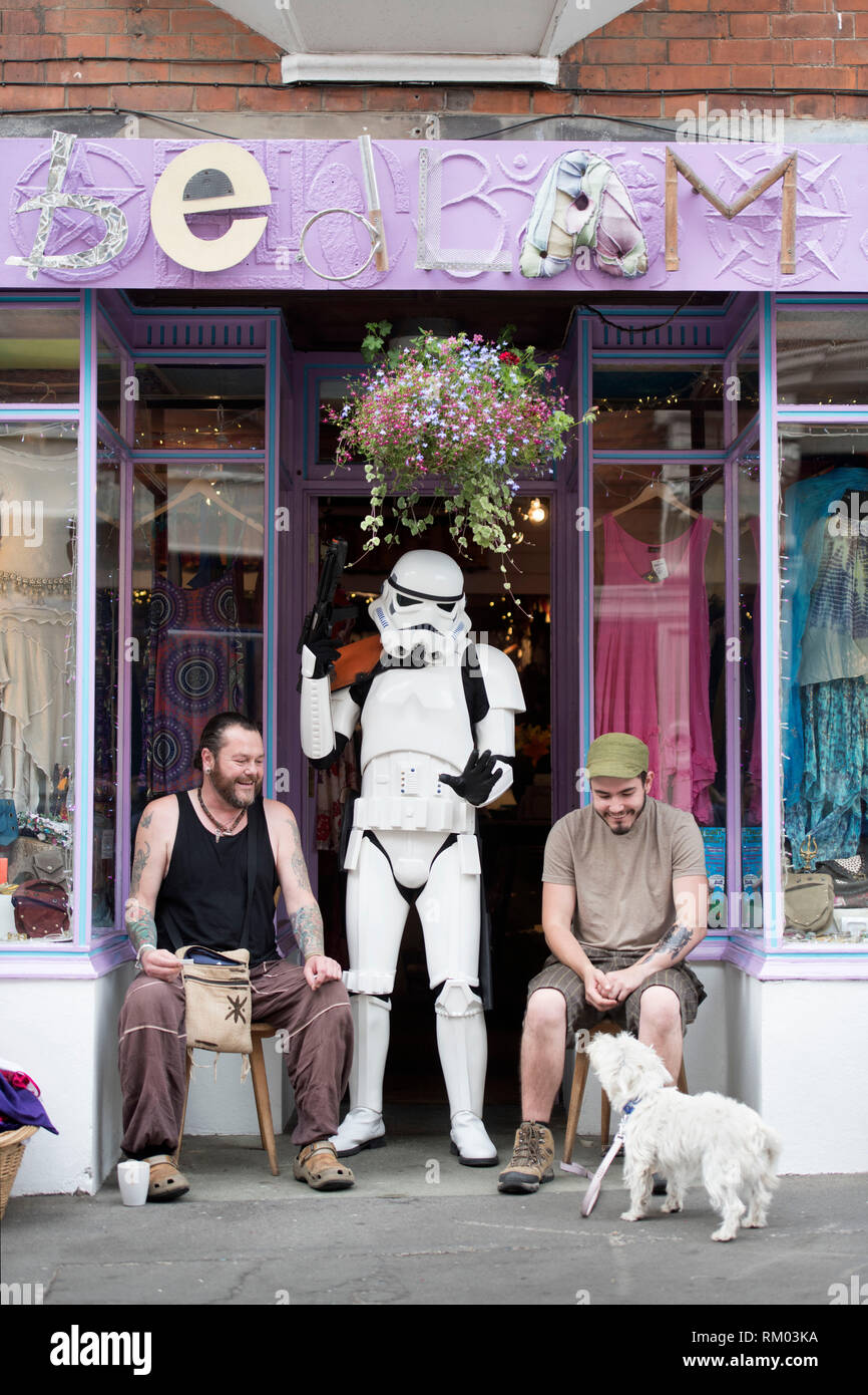 Glastonbury resident gekleidet wie ein Stormtrooper aus Star Wars Stockfoto