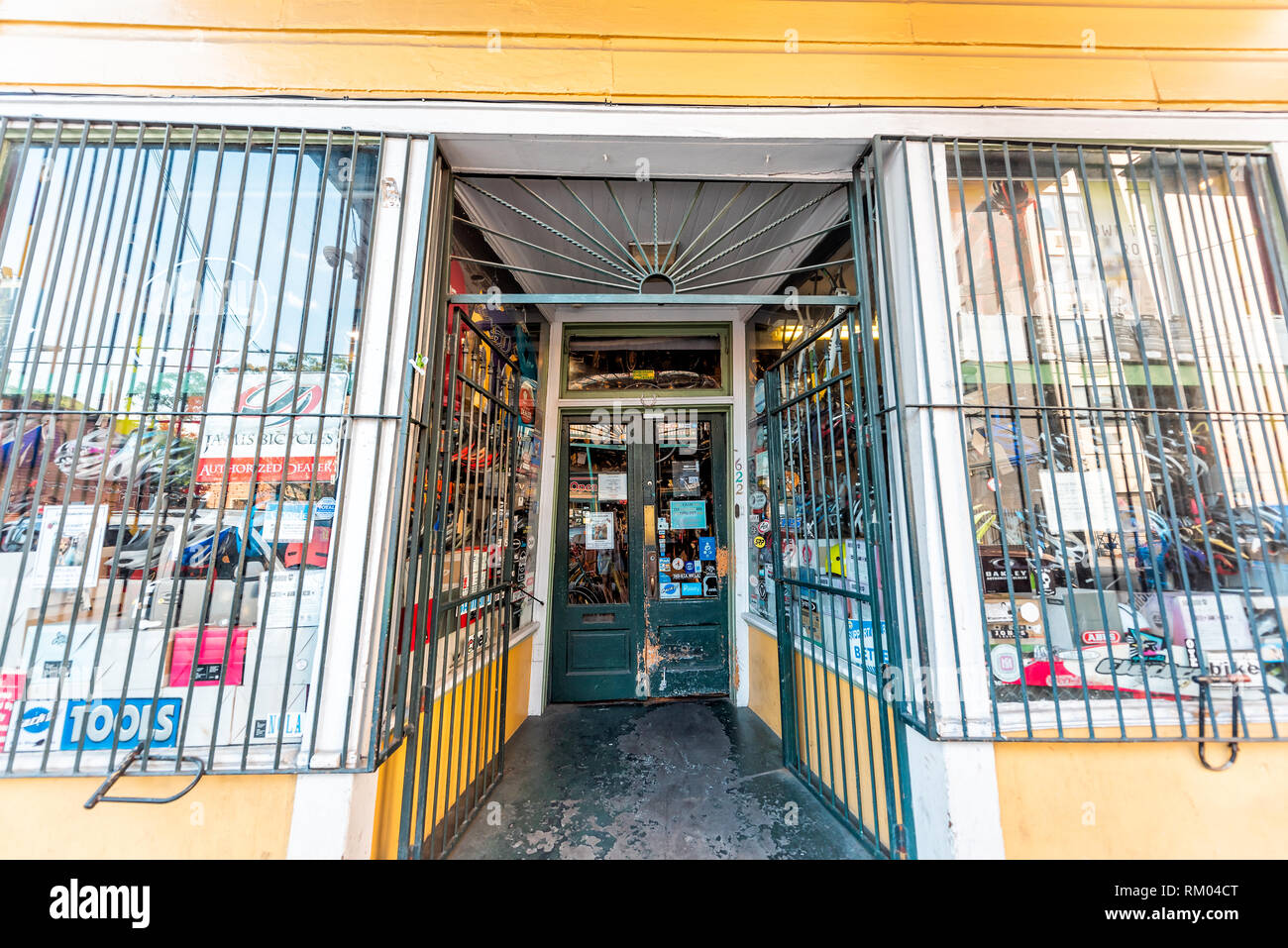 New Orleans, USA - 23. April 2018: Altstadt Straße in Louisiana Stadt Stadt mit Bars auf geschlossenen Store shop Gebäude in Marigny mit Wand gelb Bunte Stockfoto