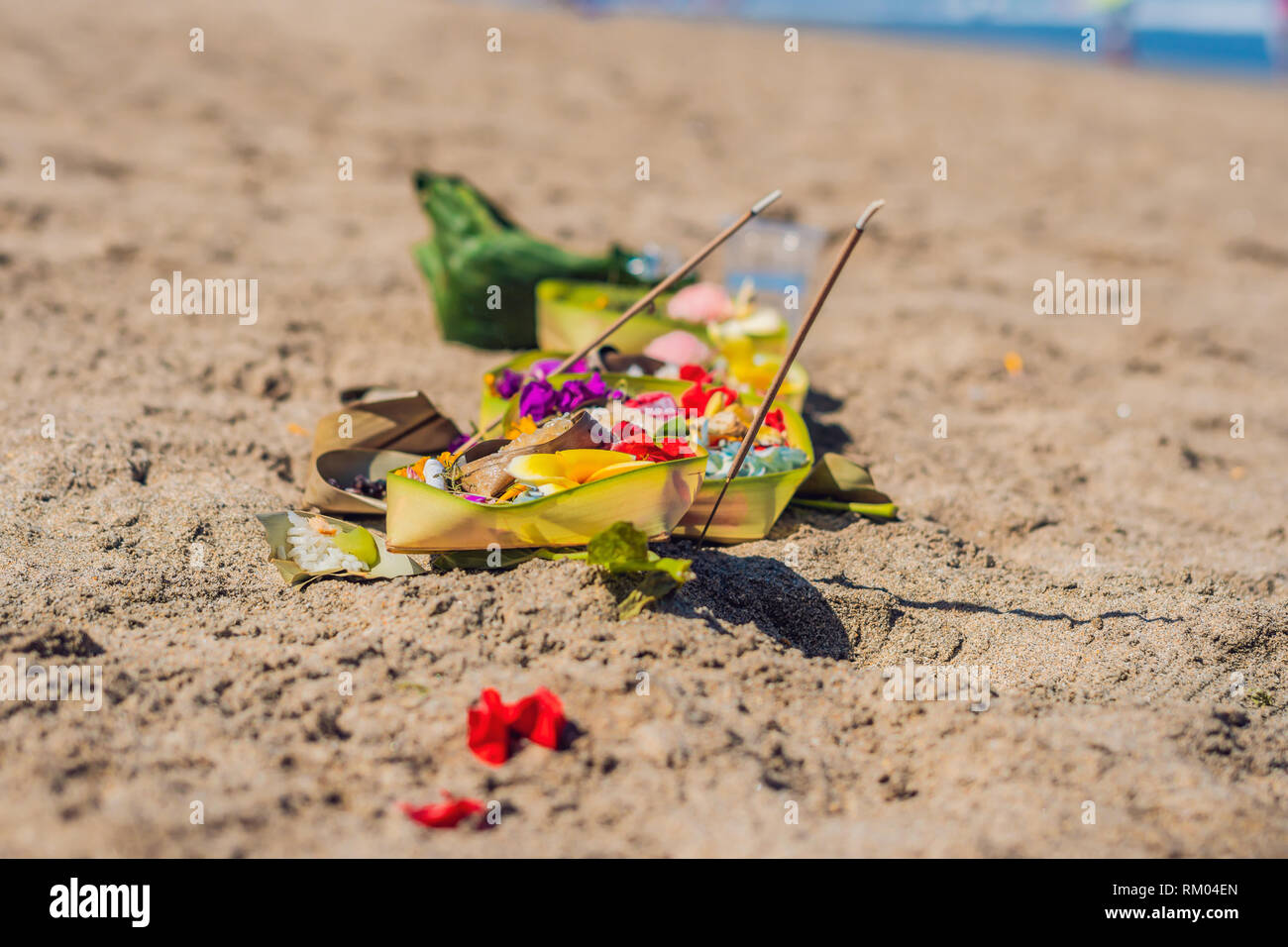 Hindu Angebote Und Geschenke Am Strand Von Bali Indonesien Zu Gott Stockfotografie Alamy