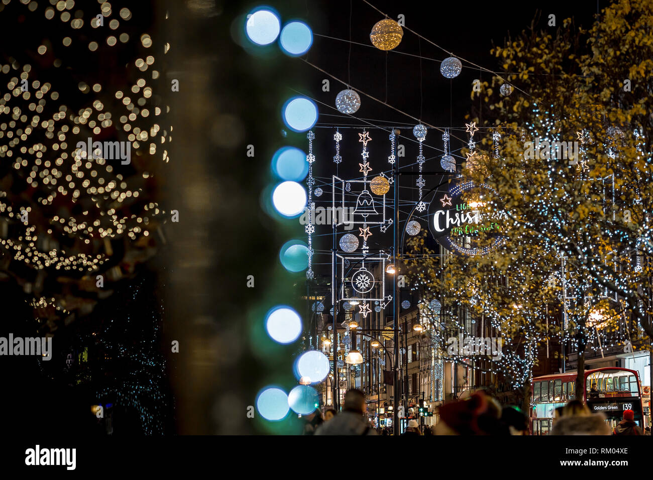 Die Oxford Street in der Weihnachtszeit, London, UK Stockfoto