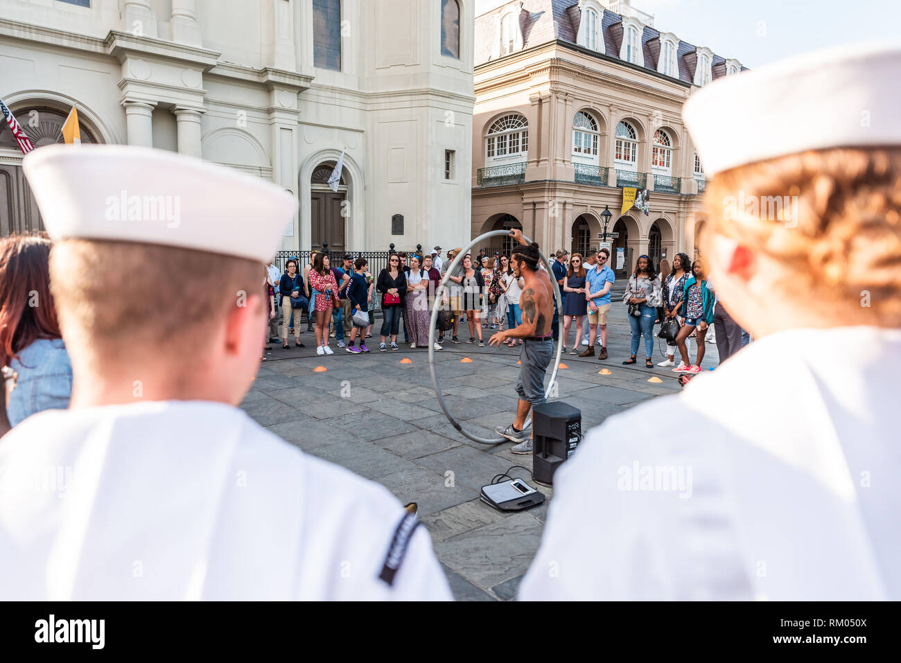 New Orleans, USA - 23. April 2018: die Altstadt von Chartres Street in Louisiana berühmten Stadt Stadt und viele Seeleute Leute auf Jackson Square, Pro Stockfoto