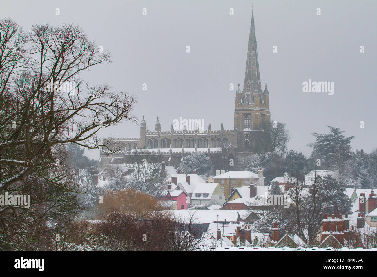 Schwere Winter Schnee Saffron Walden Stadt Essex UK. Mit Blick auf die Marienkirche Stockfoto