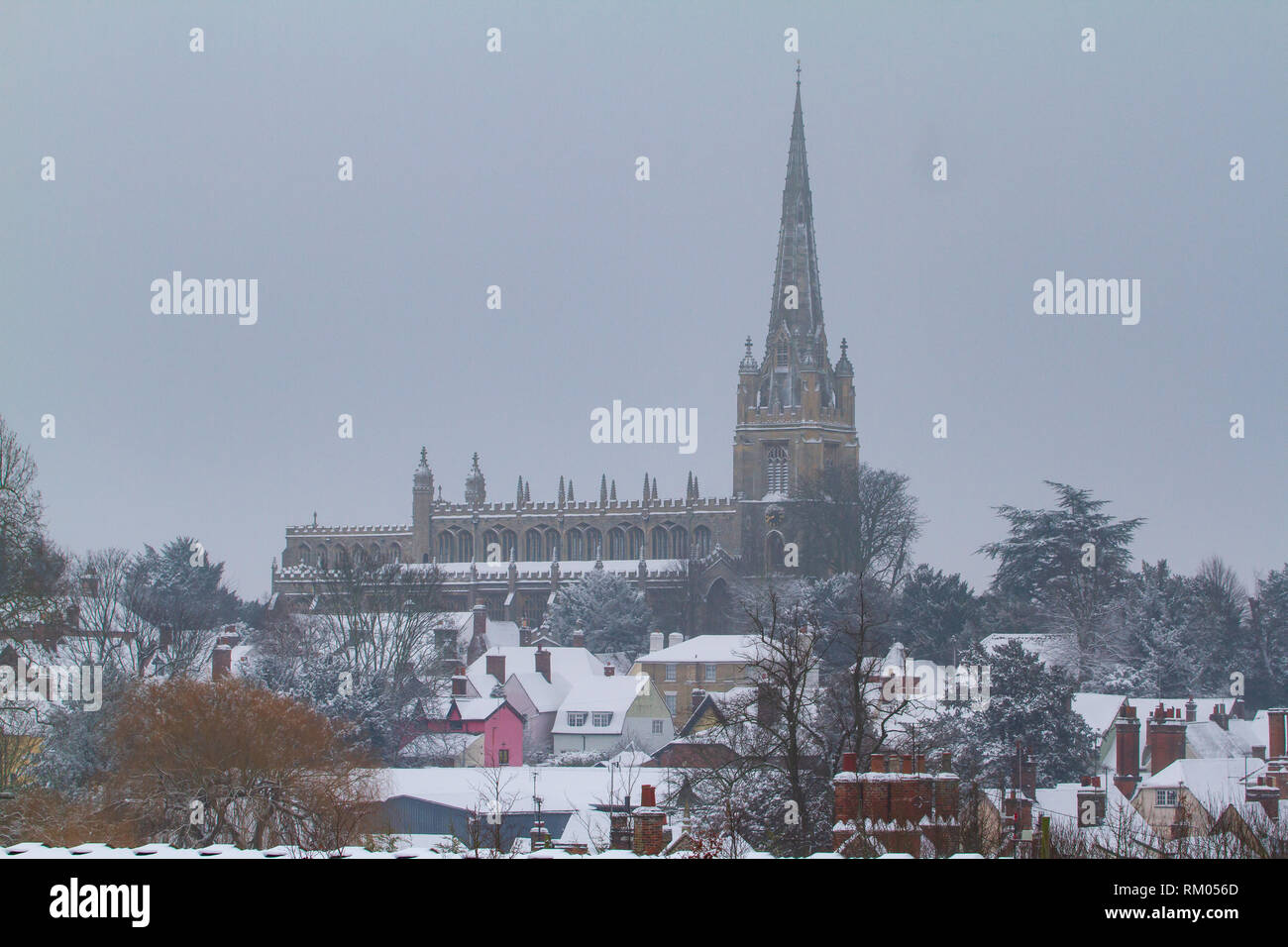 Schwere Winter Schnee Saffron Walden Stadt Essex UK. Mit Blick auf die Marienkirche Stockfoto