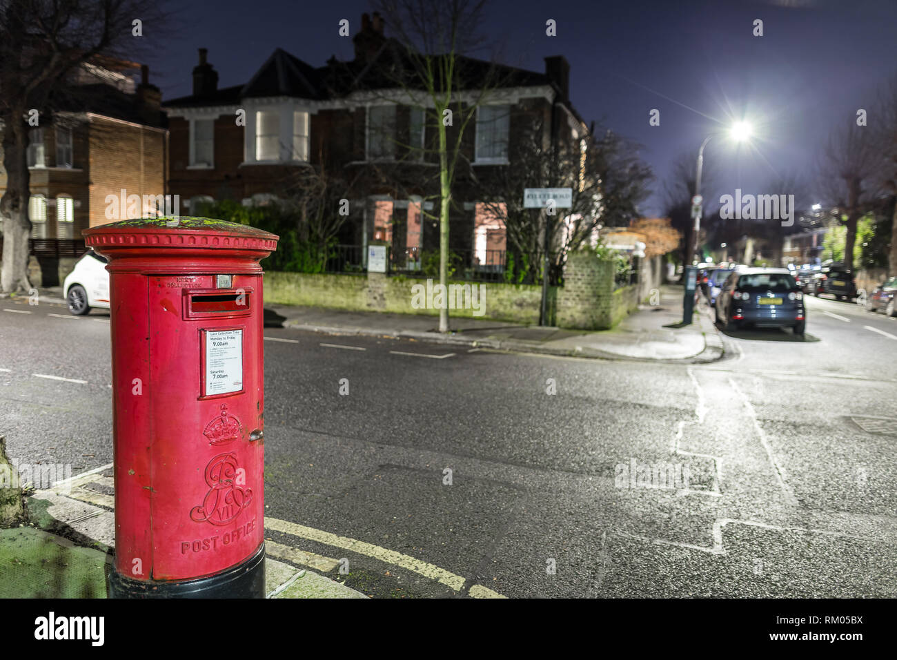 Postbox und leichte Wanderwege in Londoner Vorort, Großbritannien Stockfoto