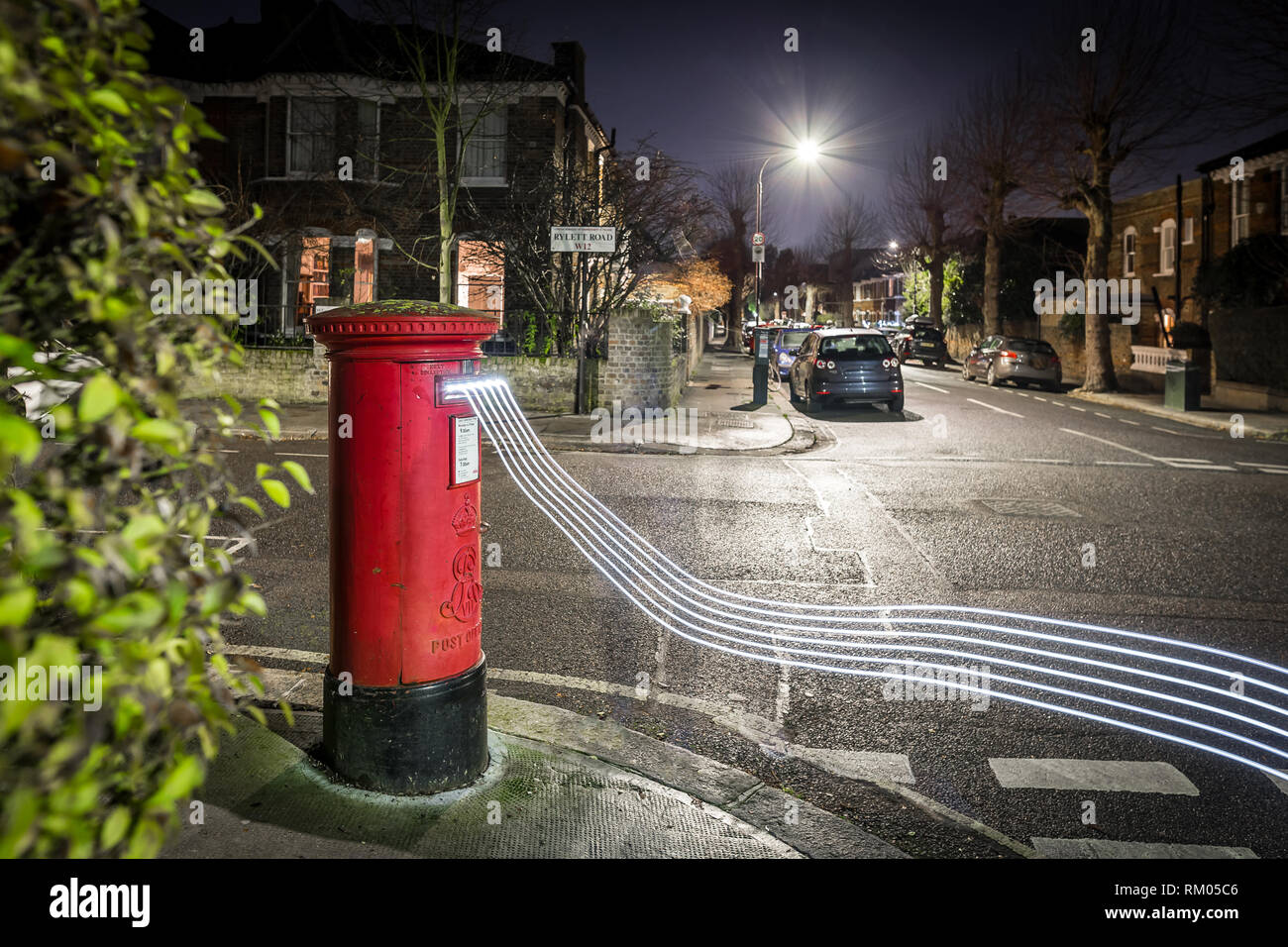 Postbox und leichte Wanderwege in Londoner Vorort, Großbritannien Stockfoto