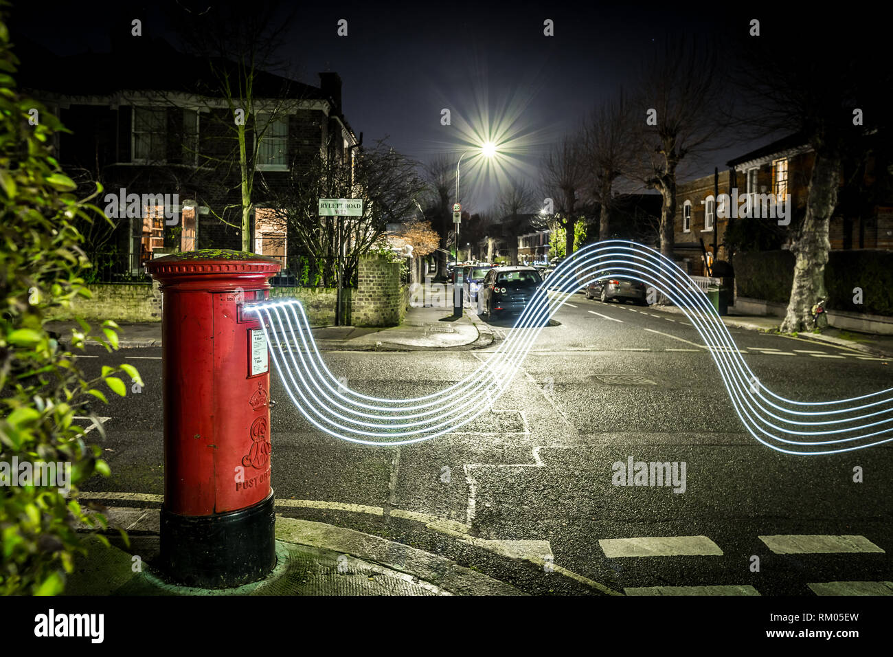 Postbox und leichte Wanderwege in Londoner Vorort, Großbritannien Stockfoto