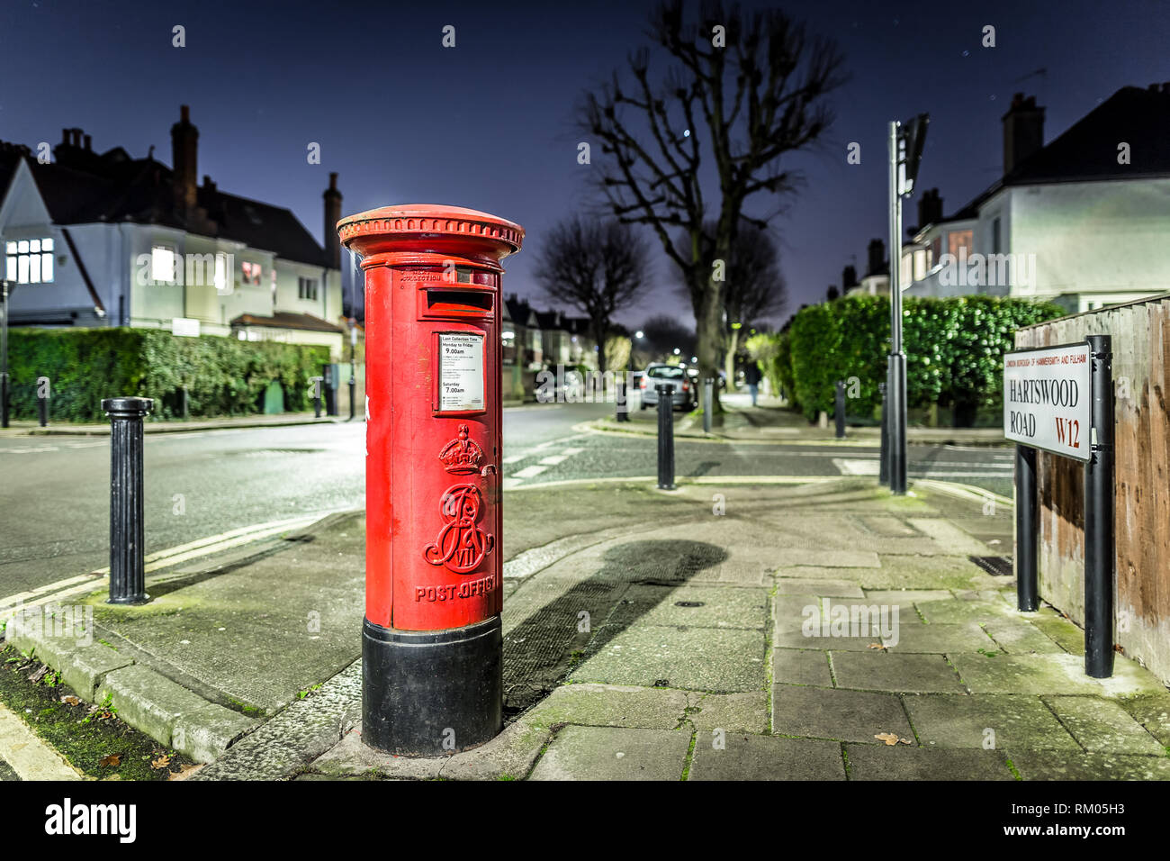 Postbox und leichte Wanderwege in Londoner Vorort, Großbritannien Stockfoto