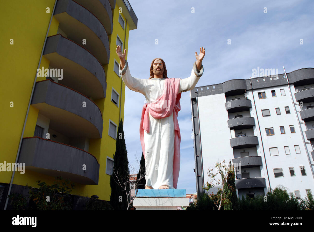 Große und beeindruckende Statue von Christus am Eingang einer Wohnanlage als ostentative Symbol des Glaubens gelegt Stockfoto