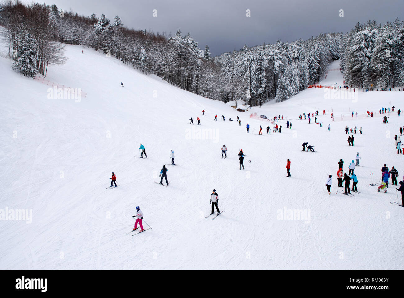 Die Menschen auf den Schnee und die Skifahrer auf die Tonhöhe am Ende der Skipiste Sila-gebirge Kalabrien Italien Stockfoto