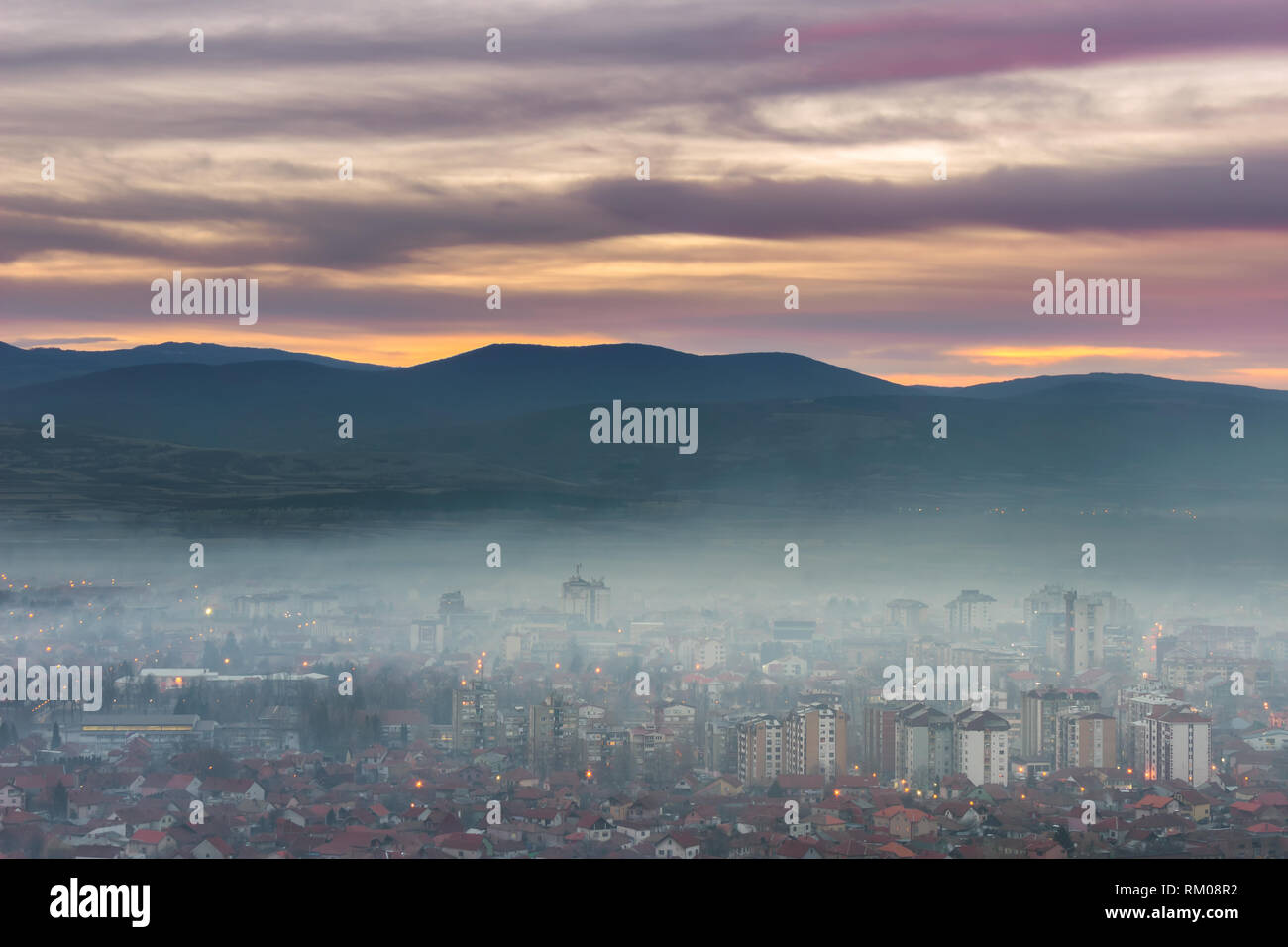 Atemberaubende, weiche Blick auf Violett Blau stunde Himmel über malerische Stadtbild von Dunst und Nebel Stockfoto