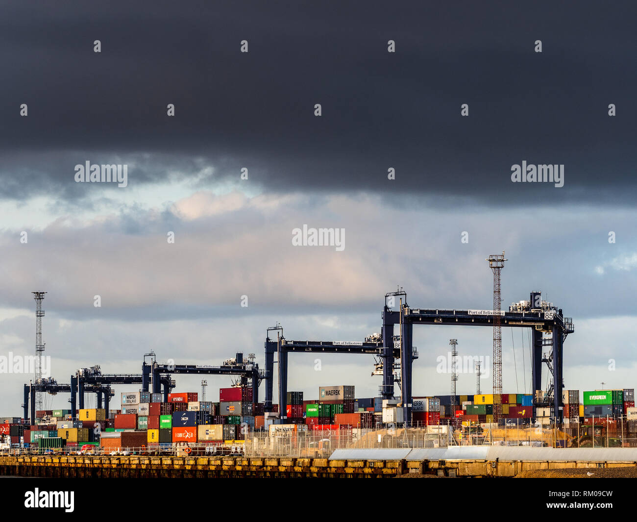 Internationaler Handel - Container geladen und Entladen auf Containerschiffe in Felixstowe, Großbritanniens größte Containerhafen für Importe und Exporte Stockfoto