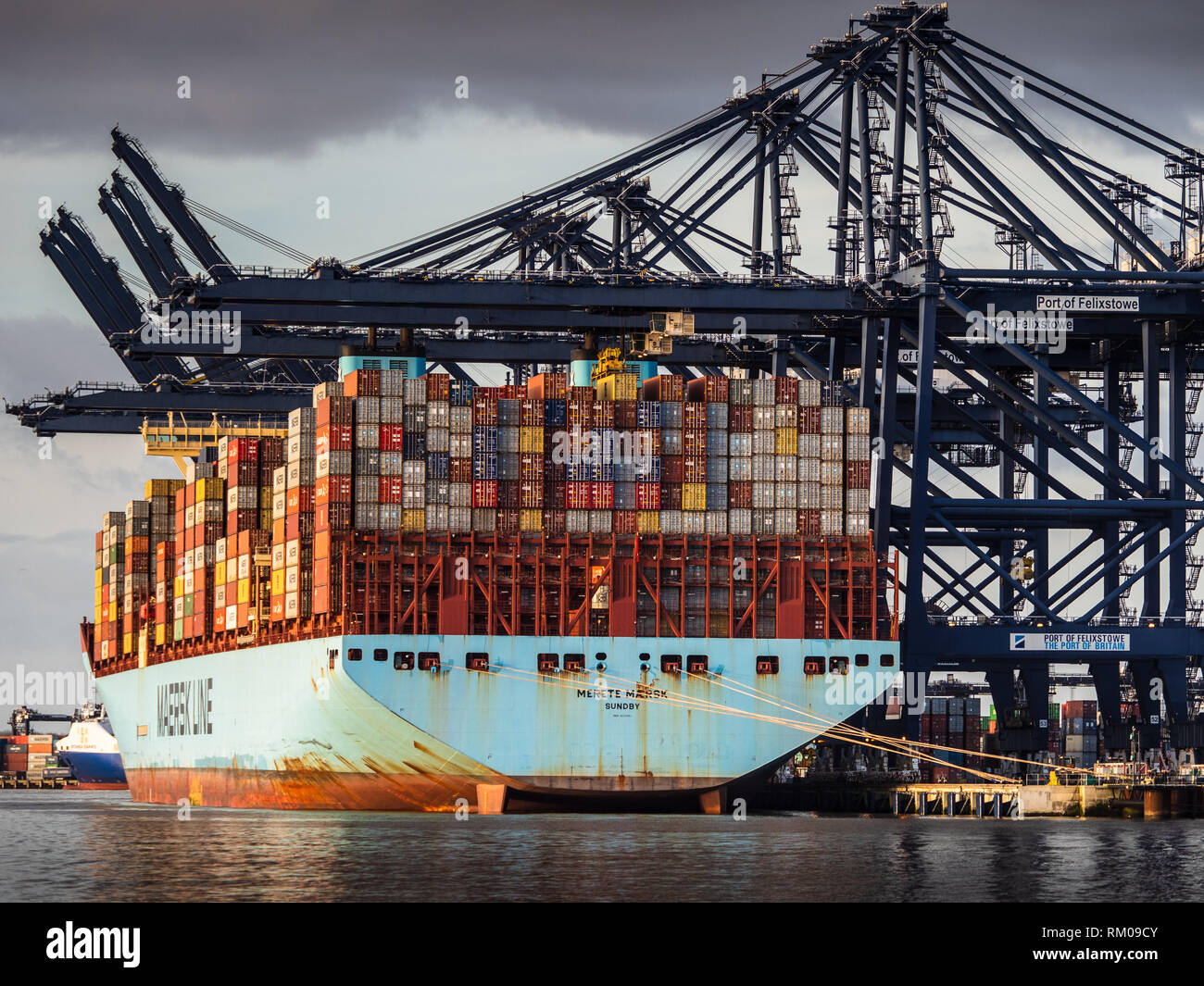 Der internationale Handel - Container Versand Wird geladen und von einem Maersk Container schiff Entladen im Hafen von Felixstowe, Großbritannien. Stockfoto