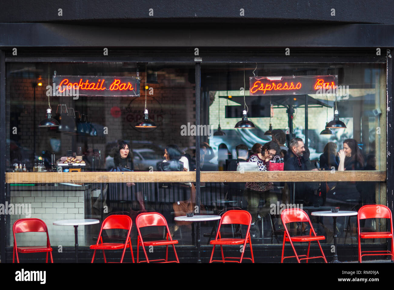 Shoreditch Cafe - das berühmte Shoredisch Grind Cafe im Londoner Kreisverkehr Silicon Roundabout/Old Street Roundabout. Hiphster Cafe London. Stockfoto