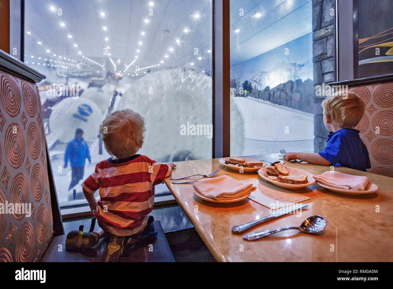 Zwei kaukasischen 4 Jahre alten Jungen in den Ski Dubai Einrichtung der Mall of the Emirates Blick, Al Barsha 1, Dubai, Dubayy, Vereinigte Arabische Emirate. Stockfoto