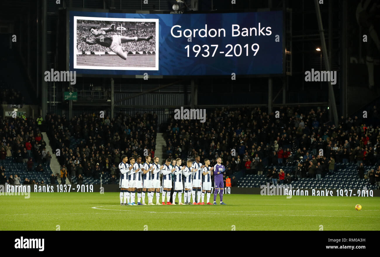 West Bromwich Albion stehen für ein Minuten Applaus im Gedächtnis von Gordon Banken während der Sky Bet Championship Match in West Bromwich, West Bromwich. Stockfoto