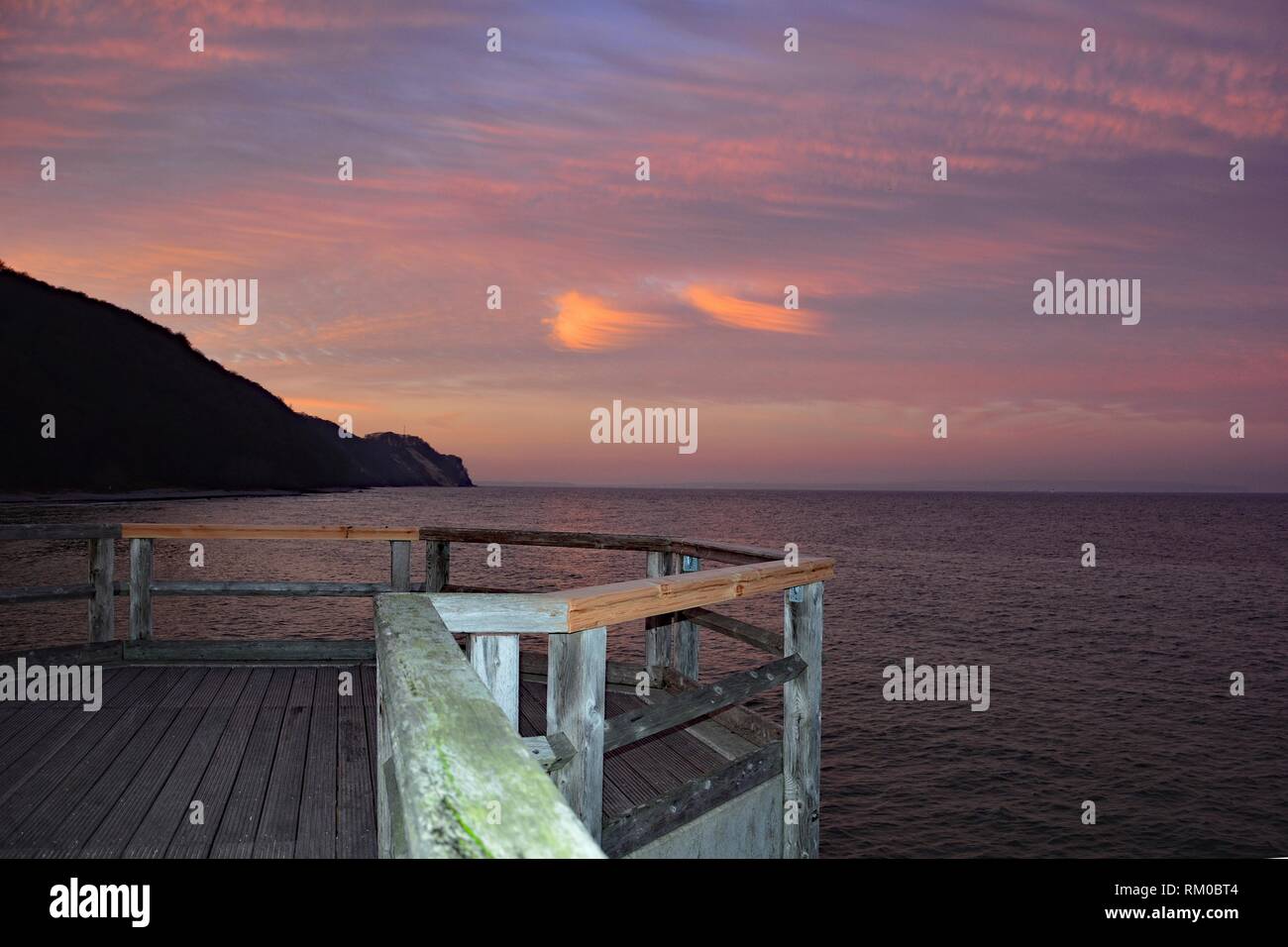 Hölzerne Seebrücke an der Ostsee nach Sonnenuntergang mit Blick auf das Meer mit Kopie Raum Stockfoto