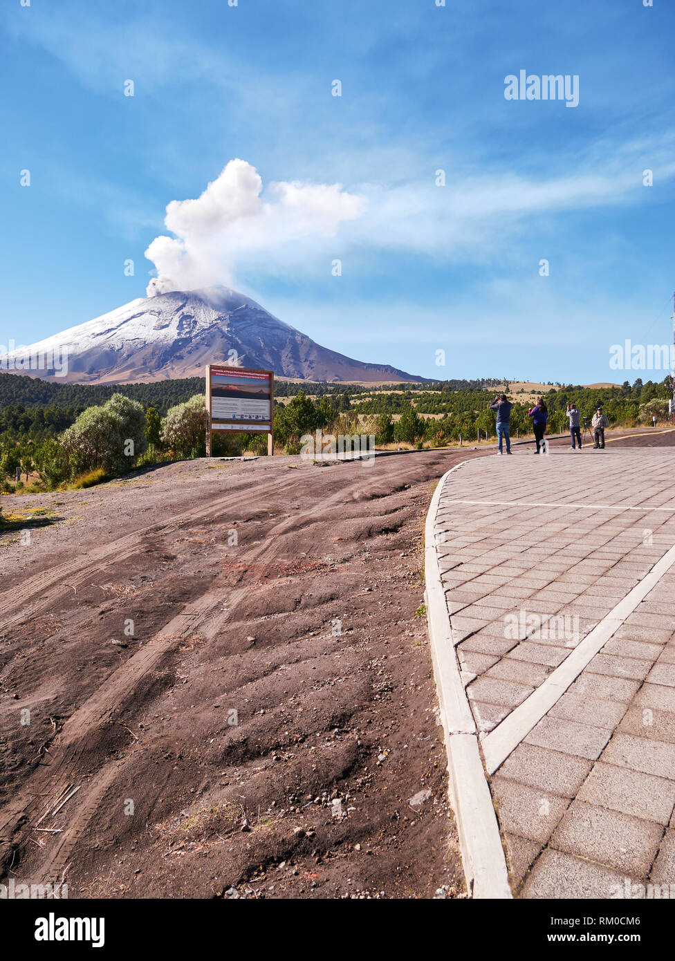 Platz mit Touristen von Paso de Cortes in Izta-Popo Zoquiapan National Park und Blick auf den Vulkan Popocatepetl, Amecameca, Mexiko, im September 30, 2018 Stockfoto